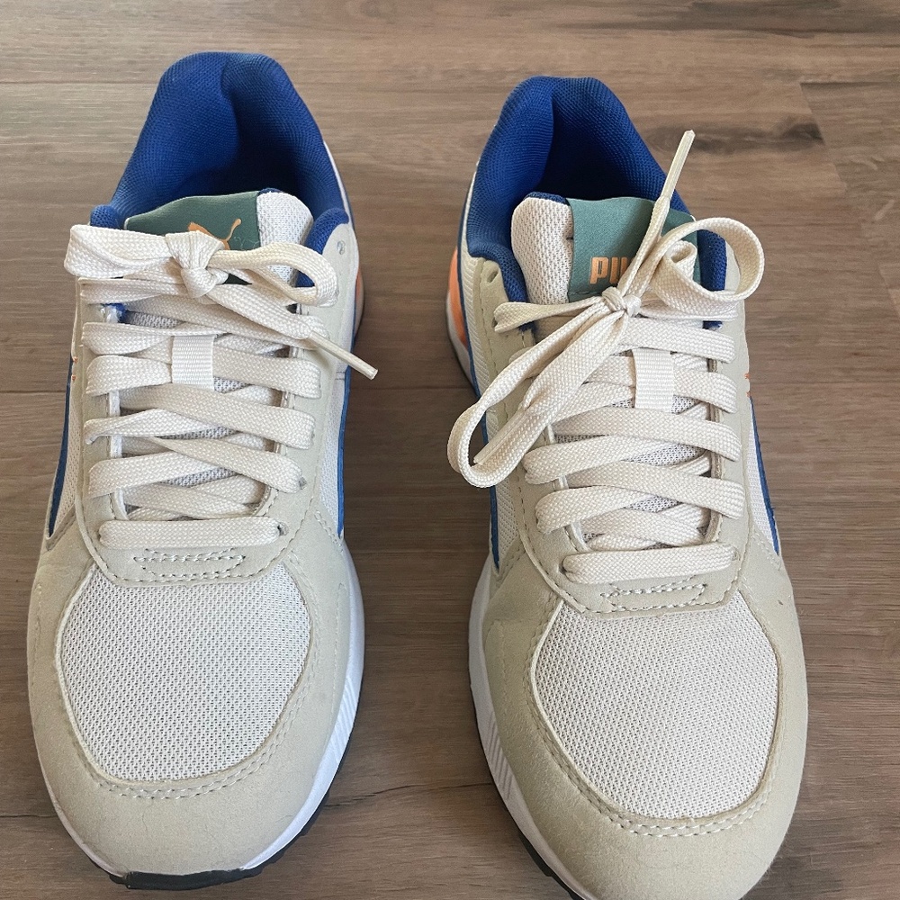 NWOT boys soft ride Puma sneakers size 4.5